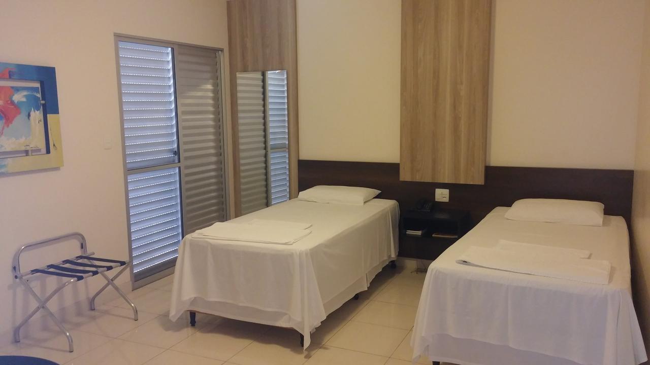 Quarto com 2 Camas de Solteiro